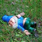 Decoração de jardim Drunk Gnome Statue Cafele Funny Lying Down 15 cm
