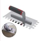 Desempenadeira Inox Dentada 12x12mm Cortag Profissional Tamanho 28cm Com Cabo ADI Ergonômico Para Aplicação Uniforme De Argamassa Em Pisos Cerâmicos