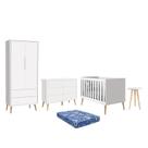 Dormitório Theo 2 Portas, Cômoda 6 Gavetas, Berço, Mesa de Canto Branco Fosco com Pés Madeira Natural e Colchão - Reller Móveis Dormitório Theo 2 Portas, Cômoda 6 Gavetas, Berço, Mesa de Canto Branco Fosco com Pés Madeira Natural e Colchão - Reller Móveis