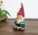 Duende rezando meditando paz, proteção e equilíbrio espiritual