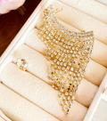 Ear Cuff em strass com ponto de luz. Folheado no ouro 1 milésimo mais banho de verniz italiano.