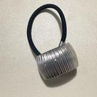Elástico Prendedor com Enfeite Metal Riscado