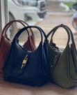 Elegancia de bolsa estilosa de lado Elegancia de bolsa estilosa de lado