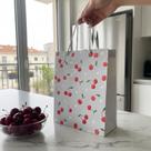 Embalagem Para Presente Sacola Kraft Em Estilo Coração Com Cerejas Cor Cinza Em Alto Relevo Alça Torcida Tamannho G
