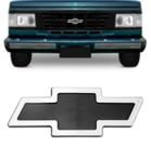 EMBLEMA (GRAVATA) GM D20 91/92 CROMADO COM FUNDO PRETO (GRADE) MEDIDA 155x58x12MM