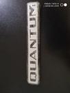 Emblema placa quantum prata com fundo preto material acrílico com dupla face fácil aplicação
