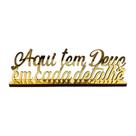 Enfeite Decorativo Aqui tem Deus 28cm - Acrílico Espelhado Dourado - Decoração de Luxo para Sala
