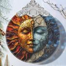 Enfeite suspenso Jocidea Sun Moon Stained Glass 7x9 cm
