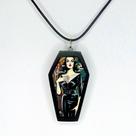 Esclusivo colar caixão arte resinada desenho vampira