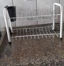 Escorredor de pratos para pia, talheres e copos ,pintado em branco .