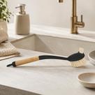 Escova Multiuso Com Cabo De Bambu E Cerdas Duplas Para Limpeza De Cozinha E Casa Preta E Natural Escova Multiuso Com Cabo De Bambu E Cerdas Duplas Para Limpeza De Cozinha E Casa Preta E Natural