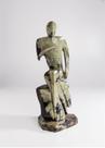Escultura abstrata homem na pedra xisto esmeralda