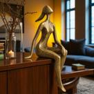 Escultura "Além do Horizonte" - Figura Feminina sentada e pensativa em forma abstrata olhando para o horizonte Escultura "Além do Horizonte" - Figura Feminina sentada e pensativa em forma abstrata olhando para o horizonte