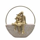 Escultura Casal Com Filha Em Resina Gold