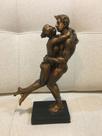 escultura casal romantico beijo e abraço