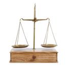 Escultura decor balanca justiça madeira latao dourada 55cm