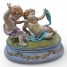 Escultura Decorativa em Porcelana Policromada - Brincadeira dos Querubins 21x27x19cm