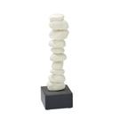 Escultura decorativa em resina pedras offwhite/preto 33,5cm