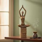 Escultura Decorativa Mulher Praticando Yoga Em Poliresina Dourada Envelhecida