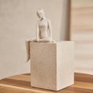 Escultura Decorativa Mulher Sentada Em Poliresina Design Rústico