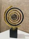 Escultura em metl dourado e preto