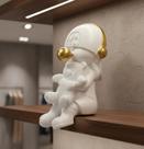 Escultura Em Resina Menina Sentada Com Ursinho