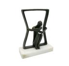 Escultura Enfeite Contemp. Pessoa Segurando Quadrado luxo