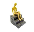 Escultura Enfeite Homem Dourado na Escada Lendo Livro Luxo