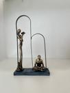Escultura Família Lendo Decorativa 32cm Resina Metal Dourado Moderna para Presente