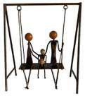 Escultura Família No Balanço Ferro Ferrugem Obra De Arte