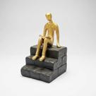 Escultura Metal Preto e Dourado Leitor