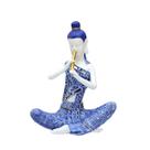 Escultura mulher tai tocando flauta azul Escultura mulher tai tocando flauta azul