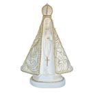 Escultura nossa sra aparecida branca trabalhada em bordado dourado 28cm