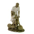 Escultura pai com filho aprendendo pedalar em resina Escultura pai com filho aprendendo pedalar em resina
