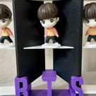 Estante BTS ARMY para os Bonecos TinyTAN do Mc Style KPOP FanArt Colections Expositor Prateleira Estante BTS ARMY para os Bonecos TinyTAN do Mc Style KPOP FanArt Colections Expositor Prateleira