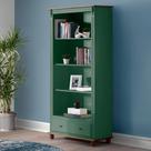 Estante para Livros de Madeira com 3 Prateleiras 1 Gaveta e Pés Torneados - Verde Kalle Laca com tampo e base Imbuia Glazer Estante para Livros de Madeira com 3 Prateleiras 1 Gaveta e Pés Torneados - Verde Kalle Laca com tampo e base Imbuia Glazer