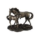 Estátua Veronese desenha majestosos cavalos selvagens de égua e potro