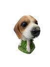 Estatueta cachorro beagle na grama em resina decorativo