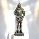 Estatueta Cavaleiro cor Pedra com Detalhes Dourados 17cm - Decoração Medieval em Resina