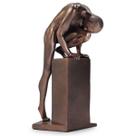Estatueta de Homem Escalando Subindo Base Decorativa Cores
