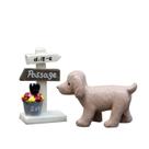 Estatueta de resina de escultura de jardim, cachorro fofo com placa de passagem