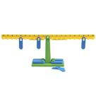 Estudante de educação em Math Balance com 20 pesos para o início da matemática Estudante de educação em Math Balance com 20 pesos para o início da matemática