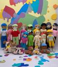 Família terapêutica interracial com 18 personagens 18cm.