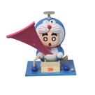 Figura de PVC Shin-chan Cosplaying Doraemon com alto-falante rosa de 20 cm