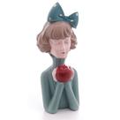 Figura decorativa de resina boneca com maçã