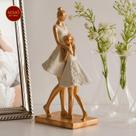 FIGURA DECORATIVA RESINA FAMÍLIA BRANCO 10x7x20cm FIGURA DECORATIVA RESINA FAMÍLIA BRANCO 10x7x20cm