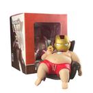 Figura Ironman Chubby Sitting Pose com Rosquinha em PVC de 18 cm
