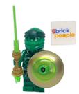 Figura LEGO Lloyd com espada e escudo Green Flame de 5 cm de altura