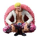 Figura One Piece Donquixote Doflamingo em pose sentada de 16 cm