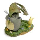 Figura Toy Hayao Miyazaki Totoro segura folhas para a felicidade